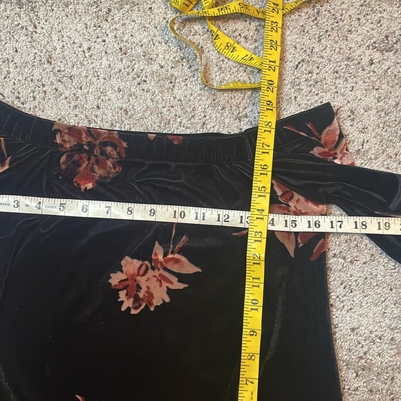 BKE Boutique Black Floral Velvet Off The Shoulder Woman’s Top Size Medium‎ - Picture 5 of 5